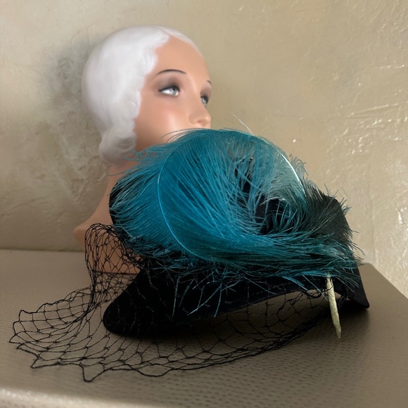 IMPRESSIVE 1940s\' BLACK FELT TILT HAT WITH AQUA FEATHER & BLACK VEIL main image 4